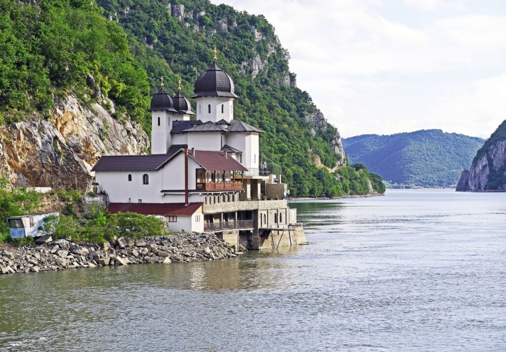 Debitul Dunării la intrarea în ţară, de aproape 2,5 ori mai mic decât media lunii iulie