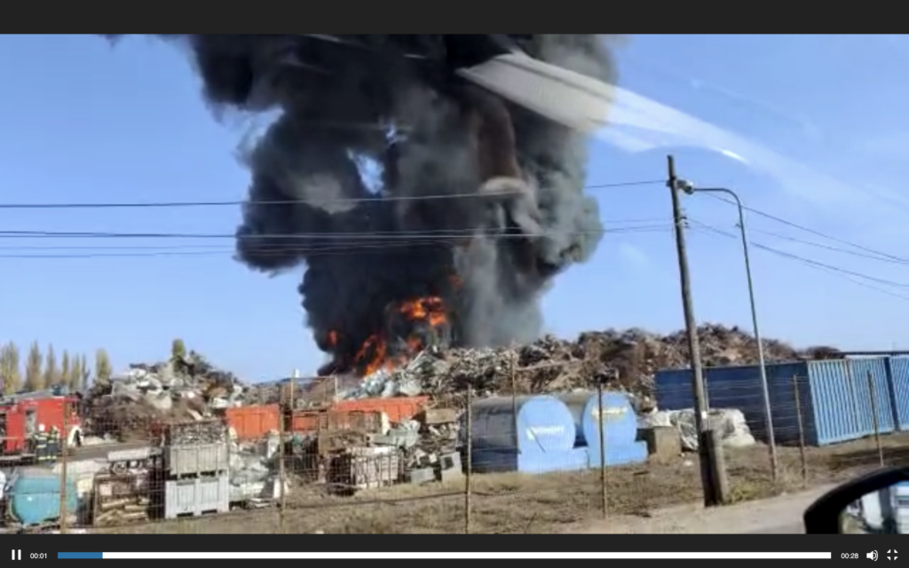 Tone de deșeuri au ars la un centru de colectare din Chitila, cu degajări mari de fum