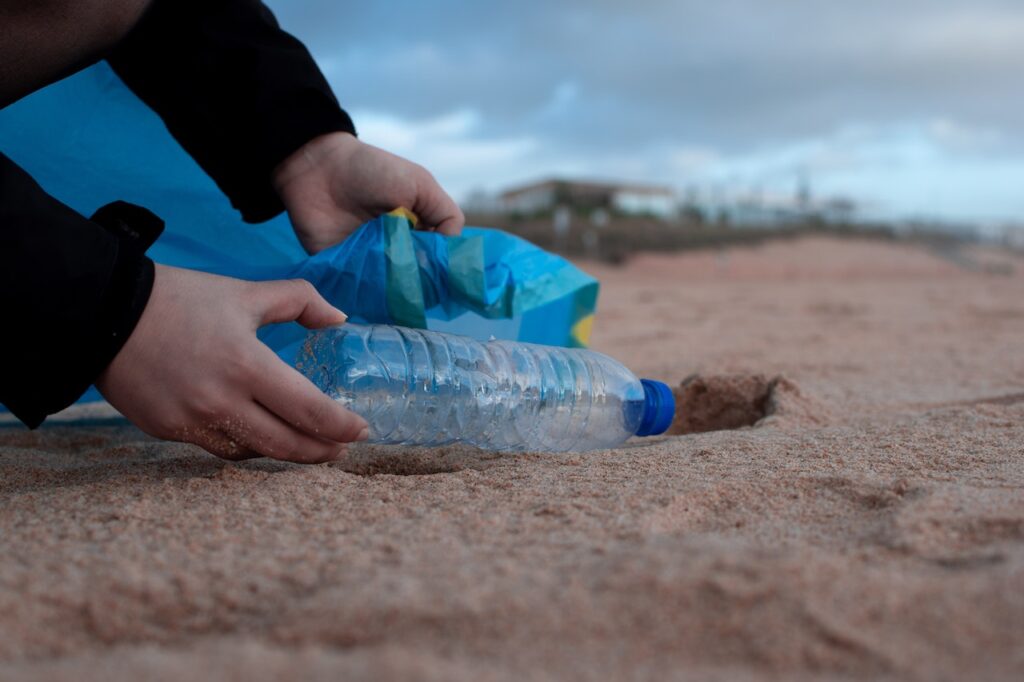 Românii, pe locul 3 în Europa de Est în ceea ce privește consumul de apă îmbuteliată în sticle de plastic
