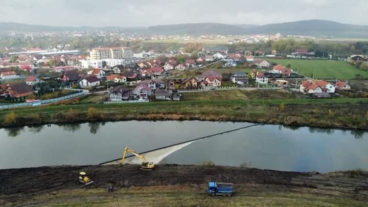 Sistem de colectare a deșeurilor, instalat pe râul Jiu